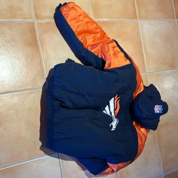 This is a boy’s large jacket. It is 100% polyester. The shell is 100% nylon. - Picture 1 of 6